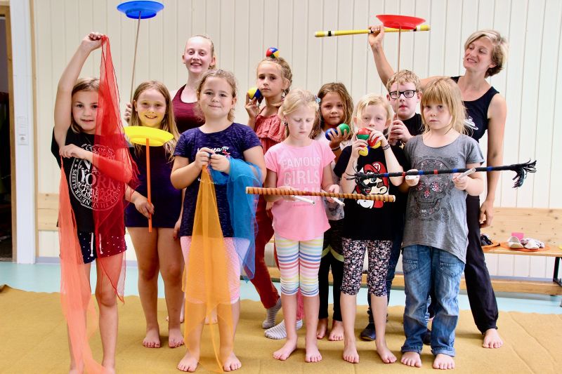 Seillaufen, Jonglage & Akrobatik im Kindergarten Knirpsenland